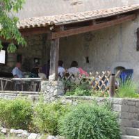 sous l'auvent - grande bergerie - chateau villarel